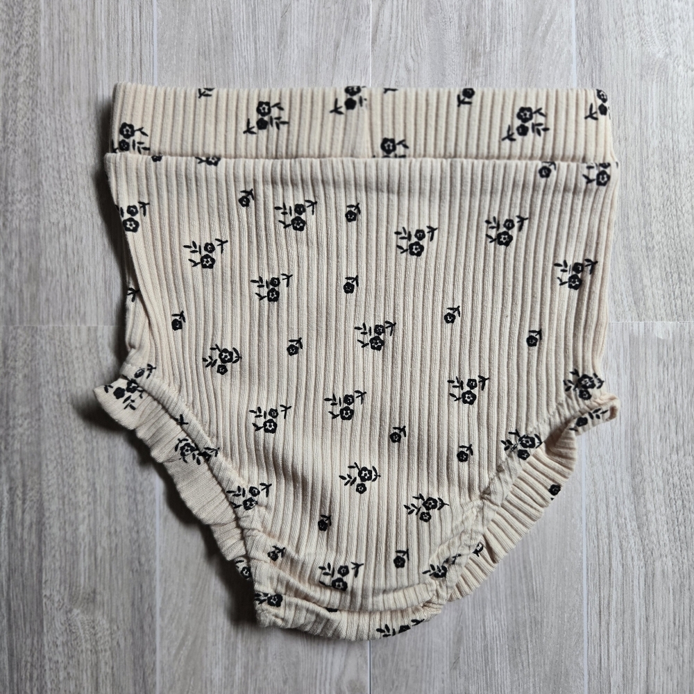 Baby Girl Ribbed Two-Piece Floral Set Neutral Bodysuit & Ruffle Bloomer Outfit - Picture 8 of 8